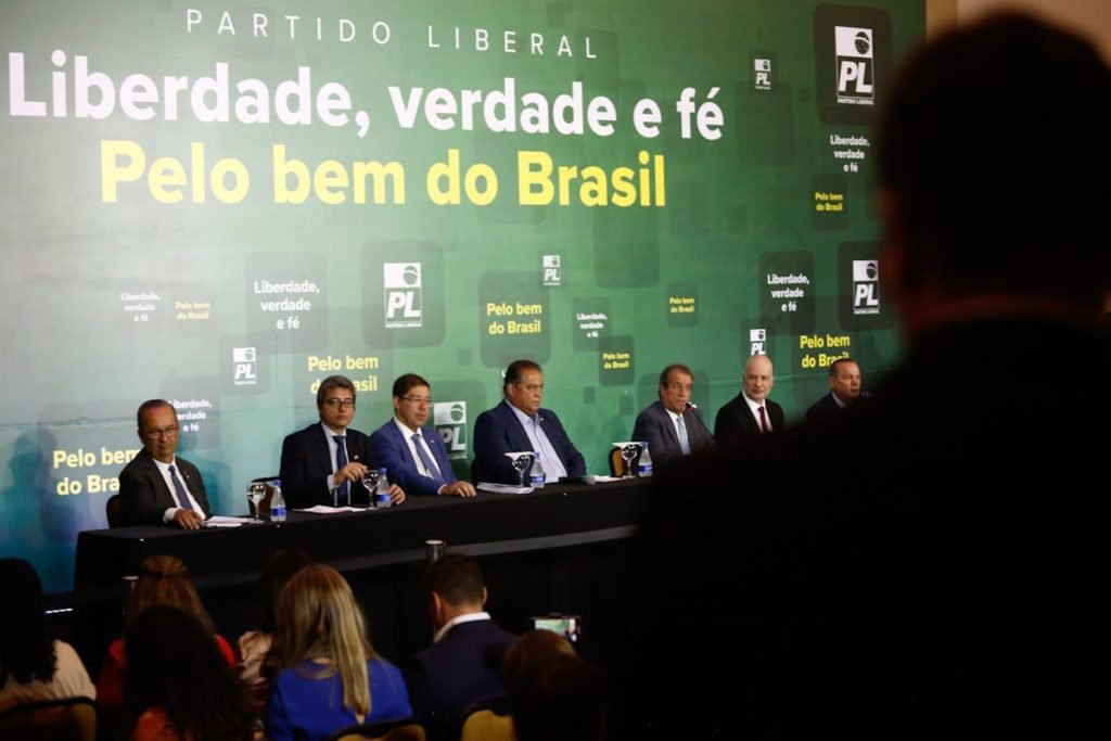 Presidente do PL, Valdemar Costa Neto declara oposição do PL ao governo do presidente eleito Lula durante coletiva de imprnesa. Ele aparece em mesa com diversos outros políticos como Jorginho Mello, Carlos Portinho e Eduardo Gomes - Metrópoles