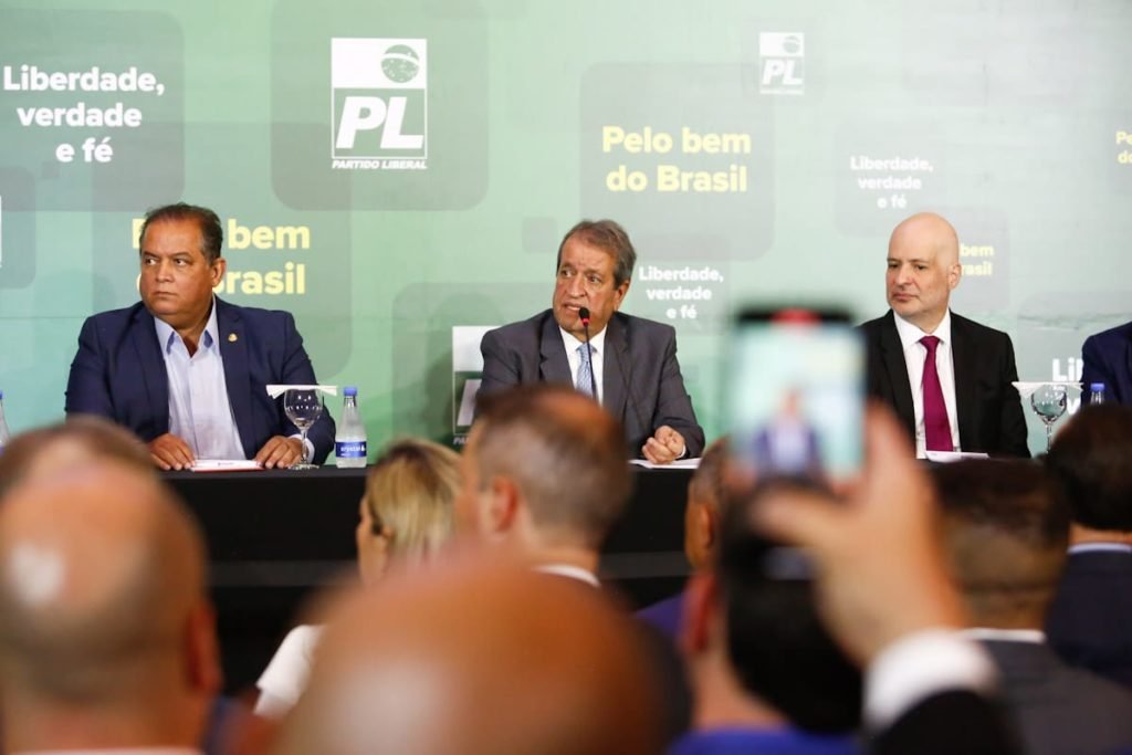 Presidente do PL, Valdemar Costa Neto declara oposição do PL ao governo do presidente eleito Lula durante coletiva de imprnesa. Ele aparece em mesa com diversos outros políticos, como Eduardo Gomes - Metrópoles