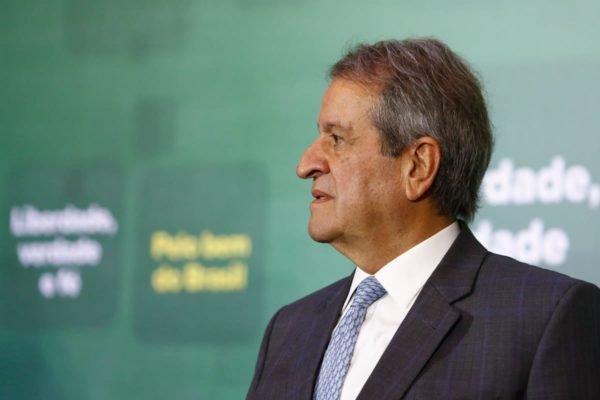 Presidente do PL, Valdemar Costa Neto declara oposição do PL ao governo do presidente eleito Lula durante coletiva de imprnesa. Ele aparece de lado - Metrópoles