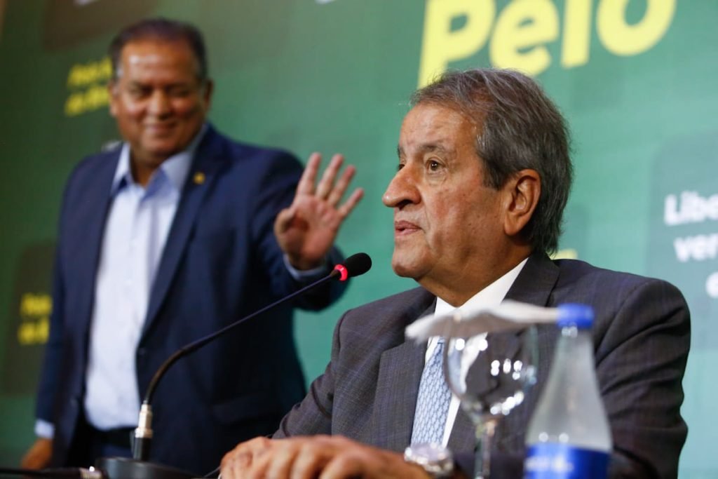 Presidente do PL, Valdemar Costa Neto declara oposição do PL ao governo do presidente eleito Lula durante coletiva de imprnesa. Ele fala em microfone e ao fundo o senador Eduardo Gomes sorri, em pé - Metrópoles