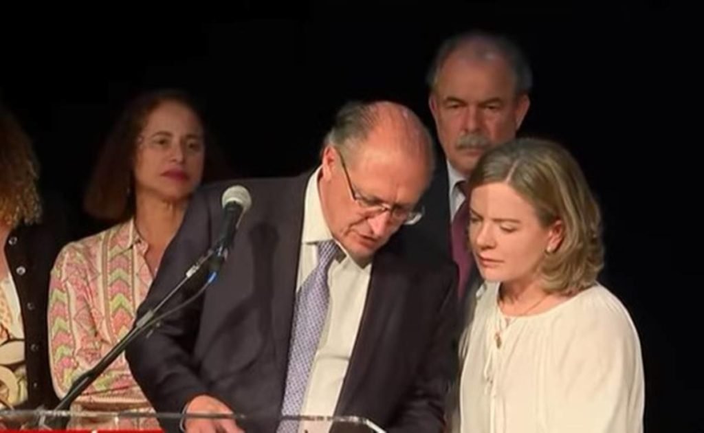 Geraldo Alckmin, coordenador de transição do governo Lula, conversa com a presidente do PT Gleisi Hoffman durante coletiva de imprensa para anunciar nomes para a transição - Metrópoles