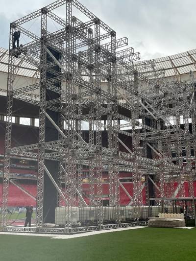 Montagem do palco para o show do The Killers