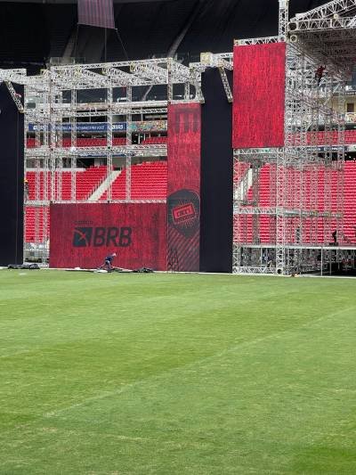Montagem do palco para o show do The Killers