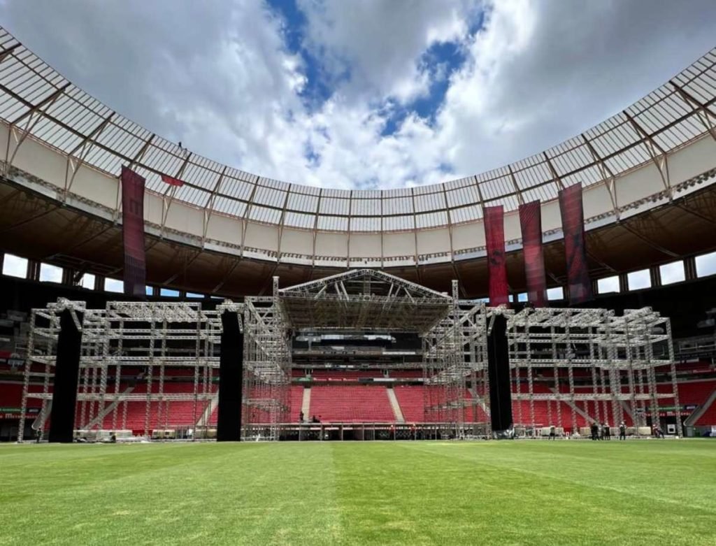 Montagem do palco para o show do The Killers