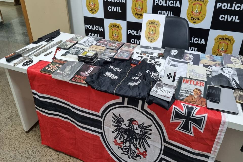 Bandeira nazista com camisas em cima