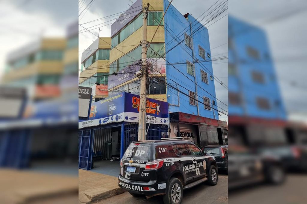Viatura da PCDF estacionada próxima de prédio azul