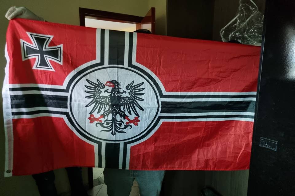 Bandeira vermelha com detalhes pretos
