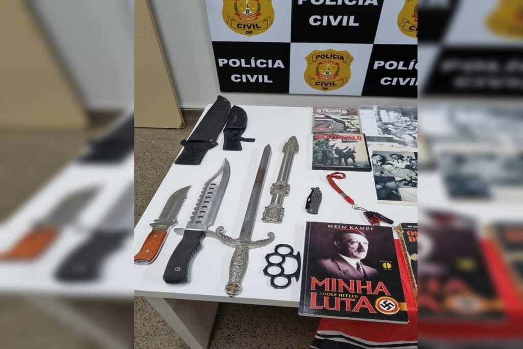 Facas e objetos nazistas apreendidos pela PCDF