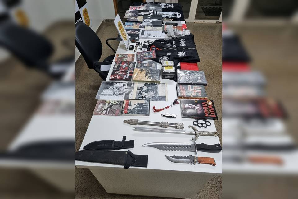 Mesa com com itens apreendidos pela polícia