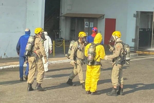 Fotografia colorida mostra bombeiros em atuação em acidente que intoxicou funcionários de frigorífico em Goiás. Trabalhador morreu esta semana. / Metrópoles