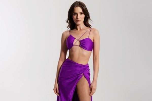 Na imagem com cor, modelo usa vestido roxo da marca Teswim - Metrópoles