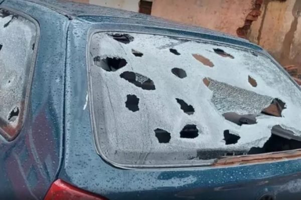 Carro destruído por chuva de granizo - Metrópoles