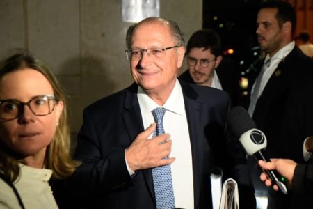 Foto colorida mostra vice-presidente eleito, Geraldo Alckmin (PSB), dando entrevista coletiva. / Metrópoles
