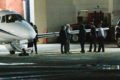 Foto colorida mostra o presidente eleito Luiz Inácio Lula da Silva (PT) e um grupo de pessoas andando por aeroporto em Brasília. / Metrópoles