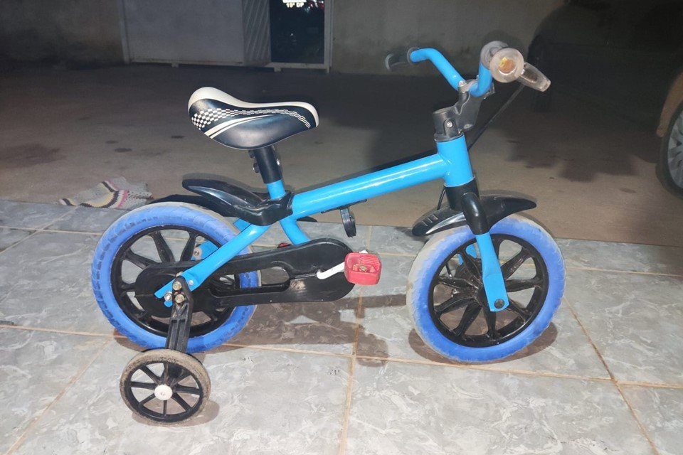 Foto de bicicleta de criança de três anos que foi agredida pelo padrasto e morreu