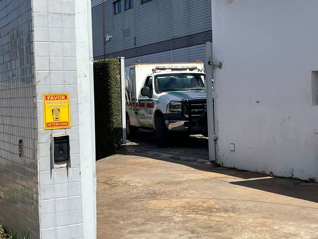 Polícia saindo de motel onde homem foi morto no Park Way - Metrópoles