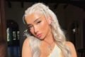 Influenciadora Nikita Dragun usando tranças e blusa amarela - Metrópoles