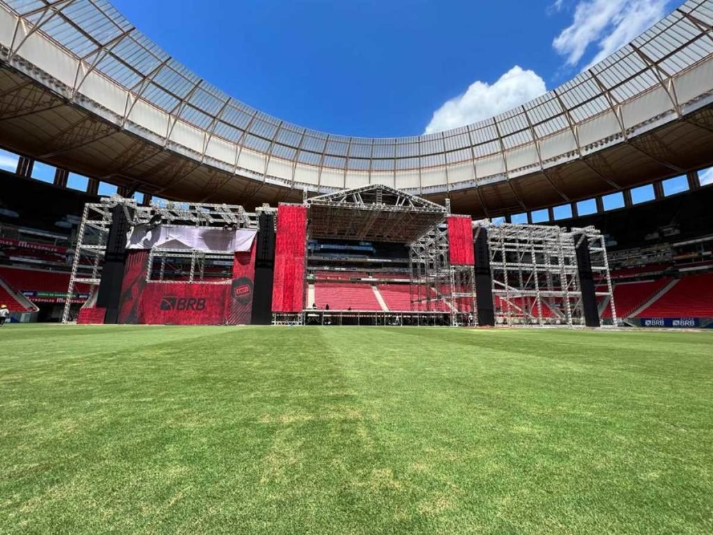 Montagem do palco para o show do The Killers