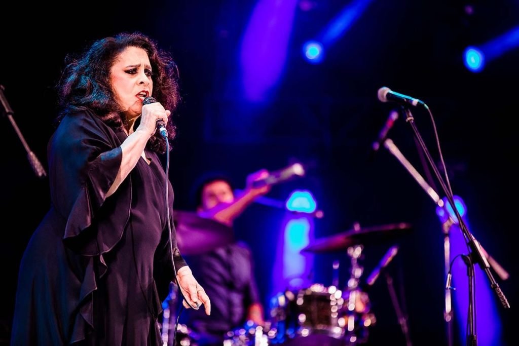 Intérprete de Gal Costa no cinema, Sophie Charlotte impressiona ao cantar  no Altas Horas