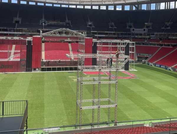 Montagem do palco para o show do The Killers