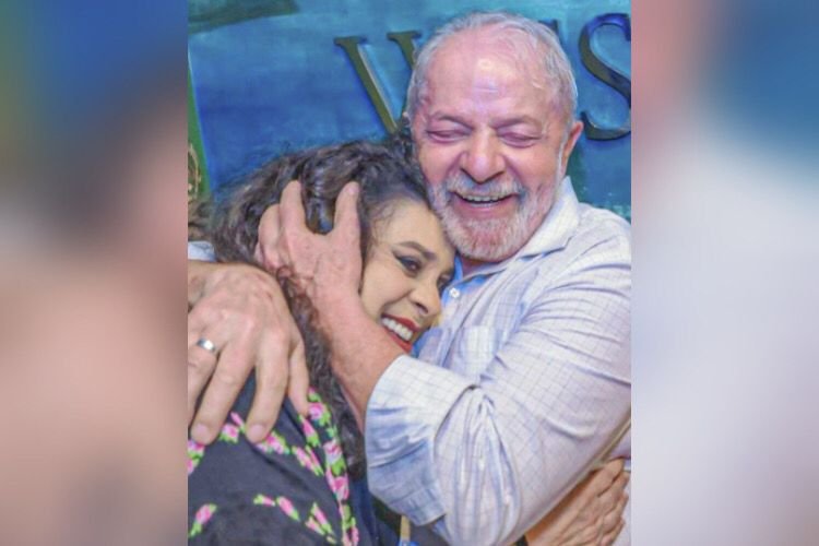 Gal Costa abraçada com Lula - Metrópoles