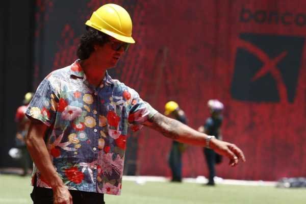 Montagem do palco para o show do The Killers