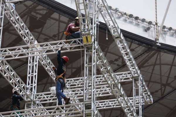 Montagem do palco para o show do The Killers