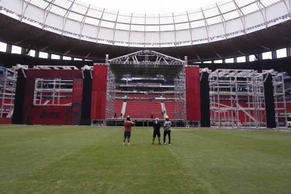 Montagem do palco para o show do The Killers