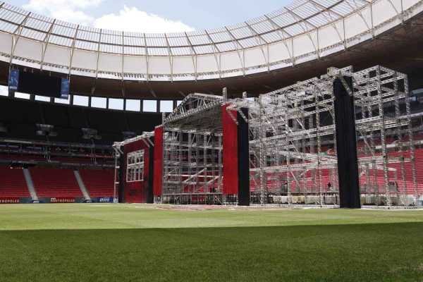 Montagem do palco para o show do The Killers