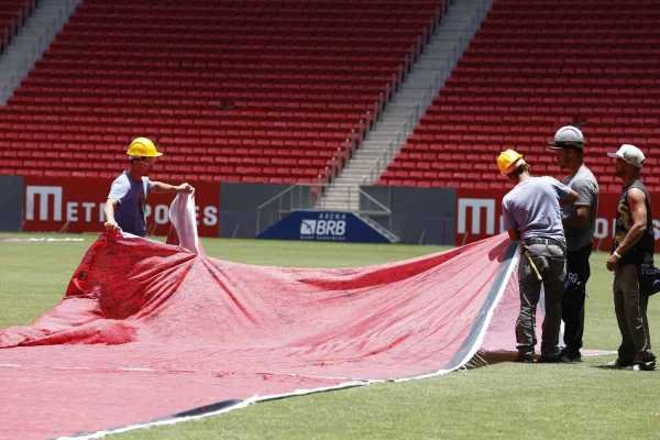 Montagem do palco para o show do The Killers