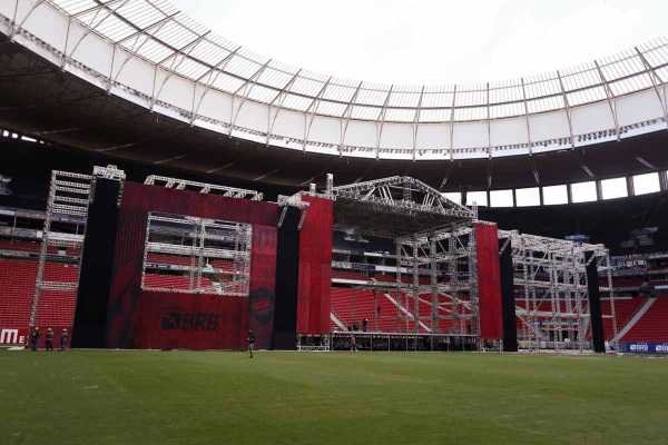 Montagem do palco para o show do The Killers