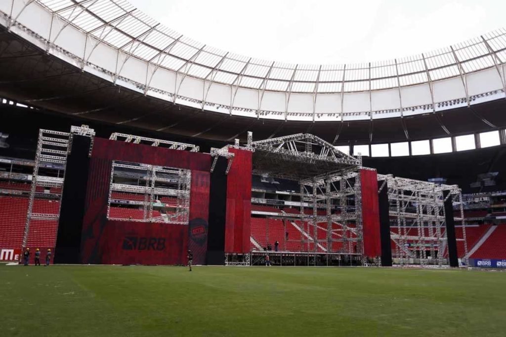 Montagem do palco para o show do The Killers