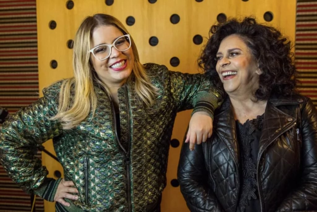 Les chanteuses Marília Mendonça et Gal Costa, toutes deux décédées, sont sur une photo ensemble en studio.  Ils sourient - Metropolis