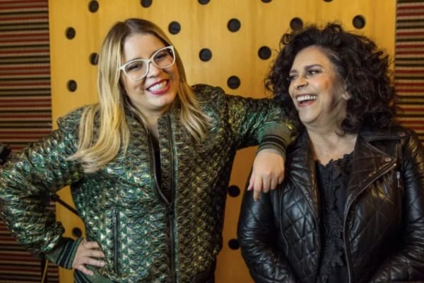 As cantoras Marília Mendonça e Gal Costa, ambas falecidas, em imagem juntas em estúdio. Elas sorriem - Metrópoles