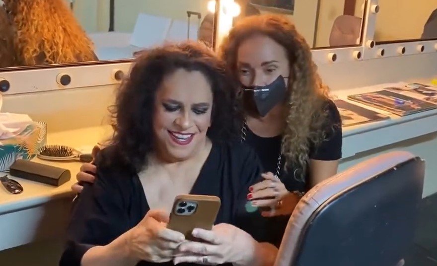 Gal Costa e Daniela Mercury juntas no camarim de um show. Daniella está de máscara