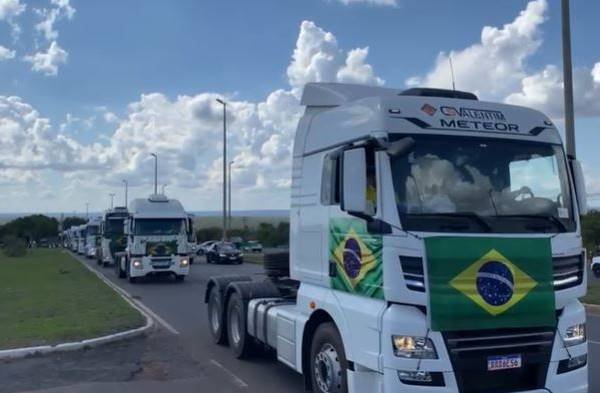 Caminhões de apoiadores do presidente derrotado Jair Bolsonaro chegam adornados com bandeiras do Brasil no QG do Exército, em Brasília - Metrópoles