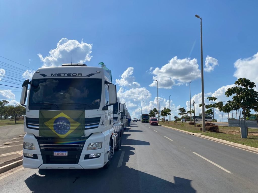 Caminhões de apoiadores do presidente derrotado Jair Bolsonaro chegam adornados com bandeiras do Brasil no QG do Exército, em Brasília - Metrópoles