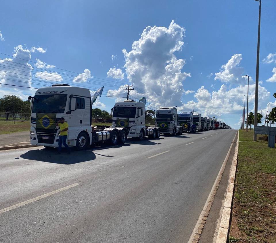 Caminhões de apoiadores do presidente derrotado Jair Bolsonaro chegam adornados com bandeiras do Brasil no QG do Exército, em Brasília - Metrópoles