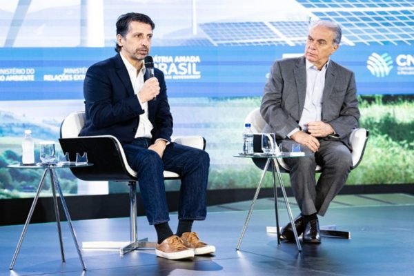 Ministro do Meio Ambiente, Joaquim Leite, e o ministro da Agricultura, Marcos Pontes, em conversa sobre a COP27