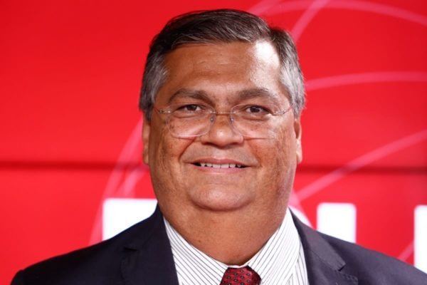 Senador eleito pelo Maranhão, Flávio Dino, dá entrevista ao Metrópoles. Ele sorri, olhando para a câmera - Metrópoles