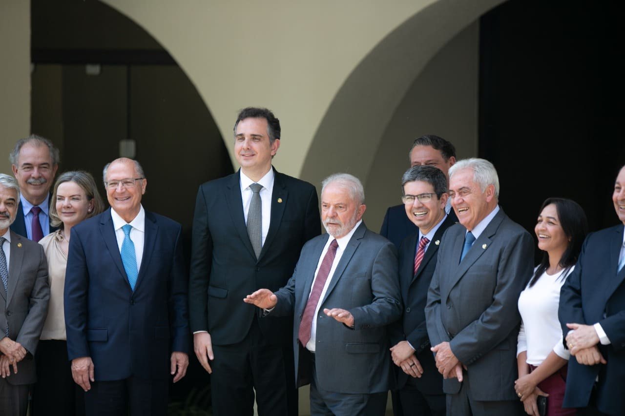 Presidente do Senado, Rodrigo Pacheco, recebeu Lula e outros senadores para almoço. Na foto eles sorriem para a imprensa - Metrópoles
