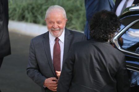 Presidente eleito Luiz Inácio Lula da Silva sorri para imprensa na chegada ao STF para reunião com a Ministra Rosa Weber em brasília - Metrópoles