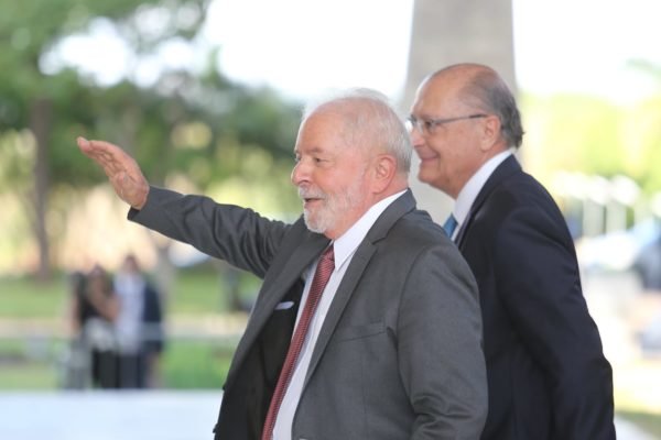 Presidente eleito Luiz Inácio Lula da Silva chega ao STF para reunião com a Ministra Rosa Weber em Brasília. Na foto, ele cumprimenta pessoas ao lado do seu vice-presidente, Geraldo Alckmin - Metrópoles