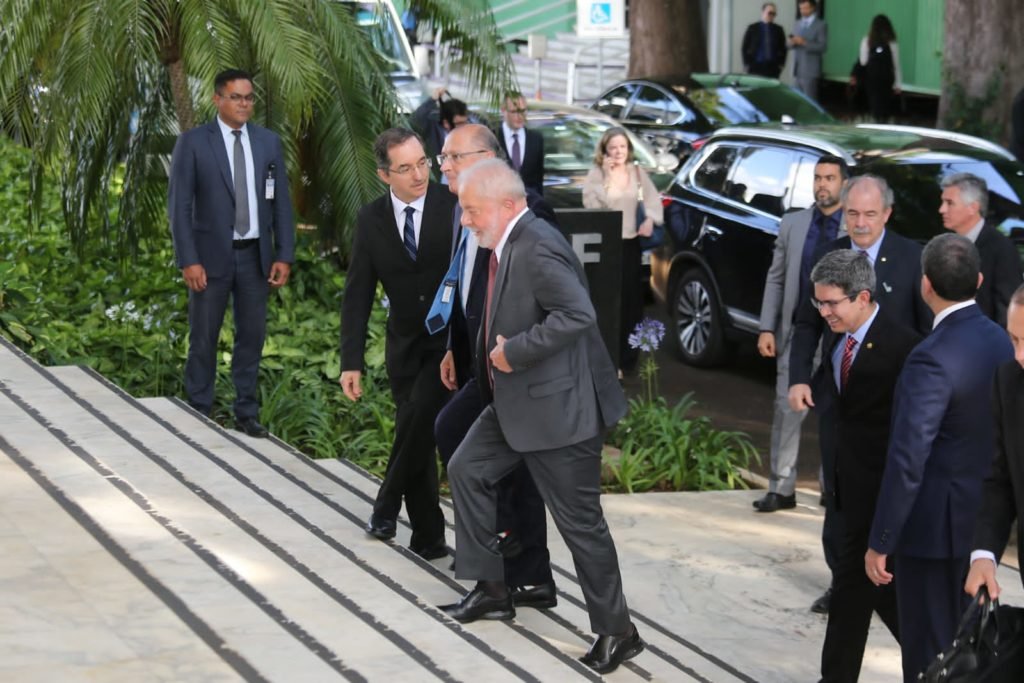 Presidente eleito Luiz Inácio Lula da Silva chega ao STF para reunião com a Ministra Rosa Weber em Brasília. Na foto, ele sobe escadas ao lado do seu vice-presidente, Geraldo Alckmin - Metrópoles