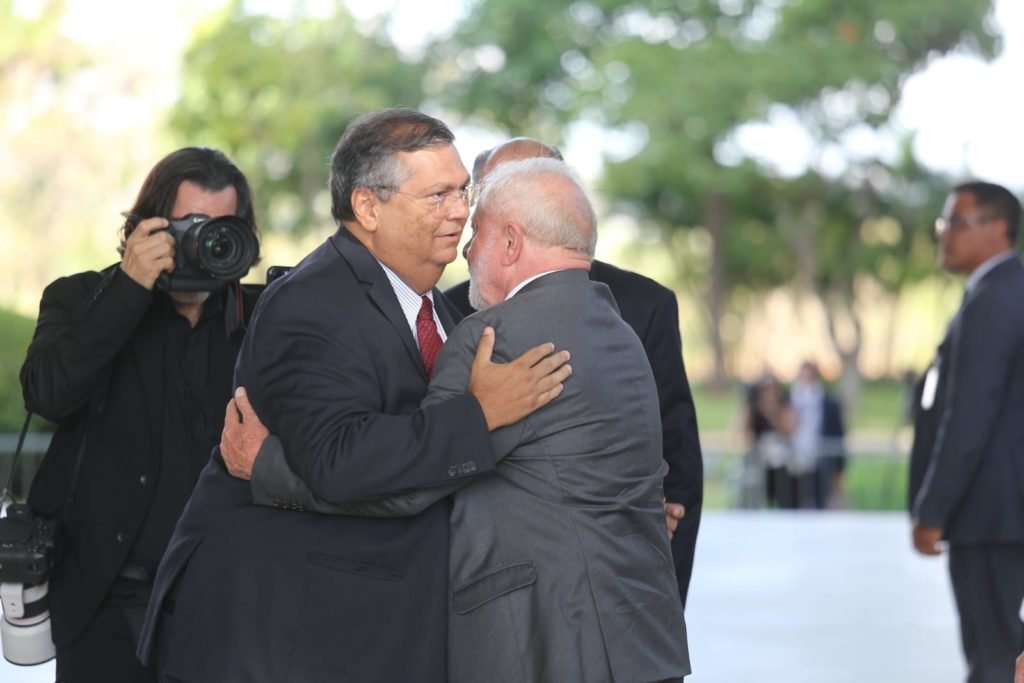 Presidente eleito Luiz Inácio Lula da Silva chega ao STF para reunião com a Ministra Rosa Weber em Brasília. Na foto, ele abraça o senado eleito pelo Maranhão, Flávio Dino (PSB)- Metrópoles