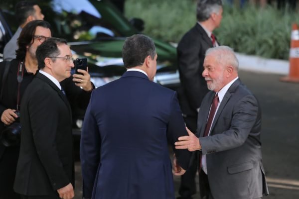Presidente eleito Luiz Inácio Lula da Silva chega ao STF para reunião com a Ministra Rosa Weber em Brasília. Na foto, ele cumprimenta dois homens - Metrópoles