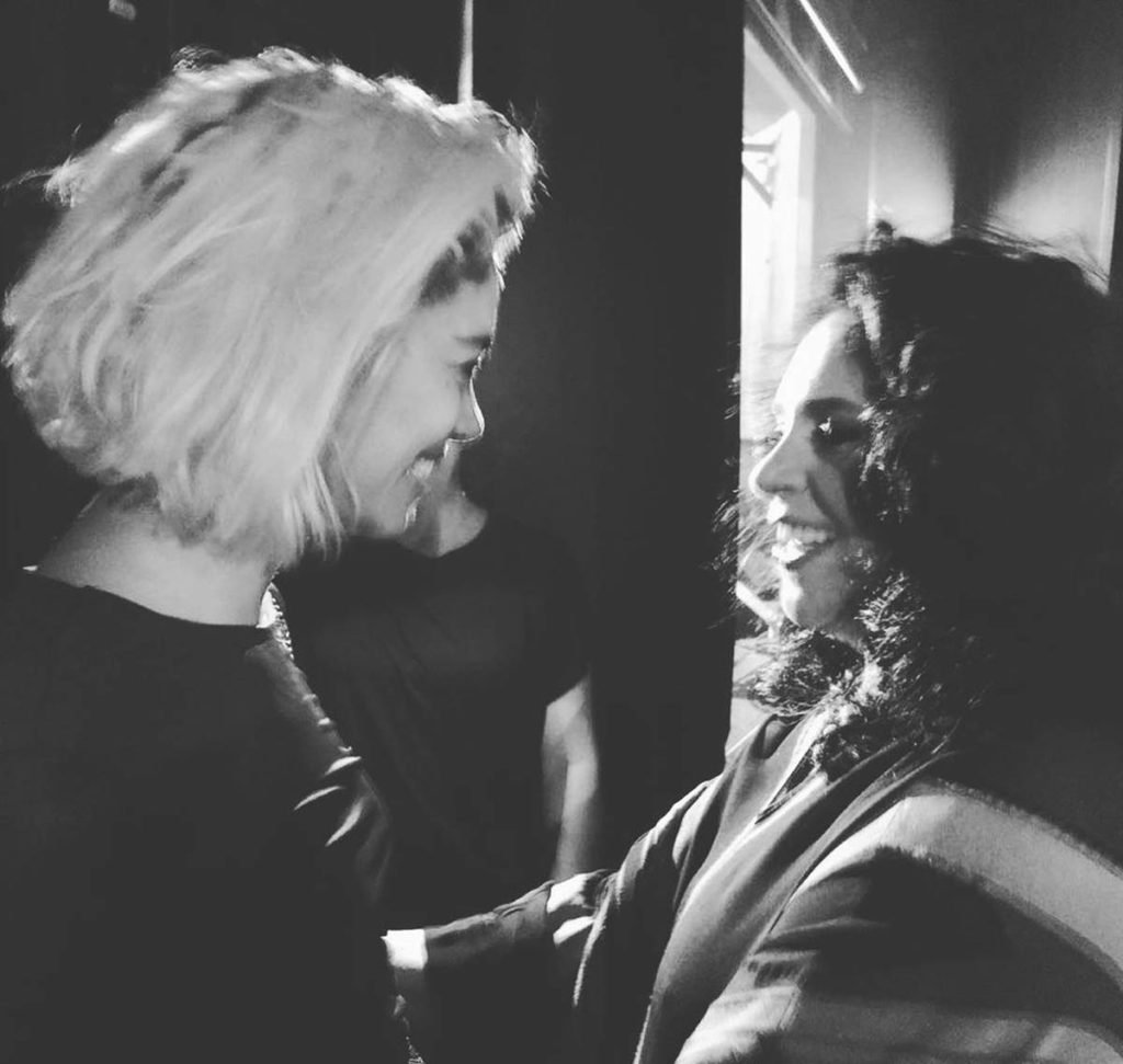 duas mulheres sorriem uma para outra antes de um abraço em foto preto e branco - Metrópoles