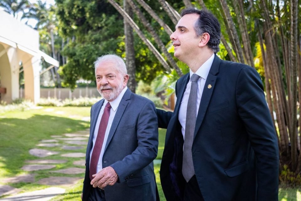 Imagem colorida mostra presidente da República eleito Lula junto com presidente do Senado, Rodrigo Pacheco. Na foto eles caminham lado a lado - Metrópoles