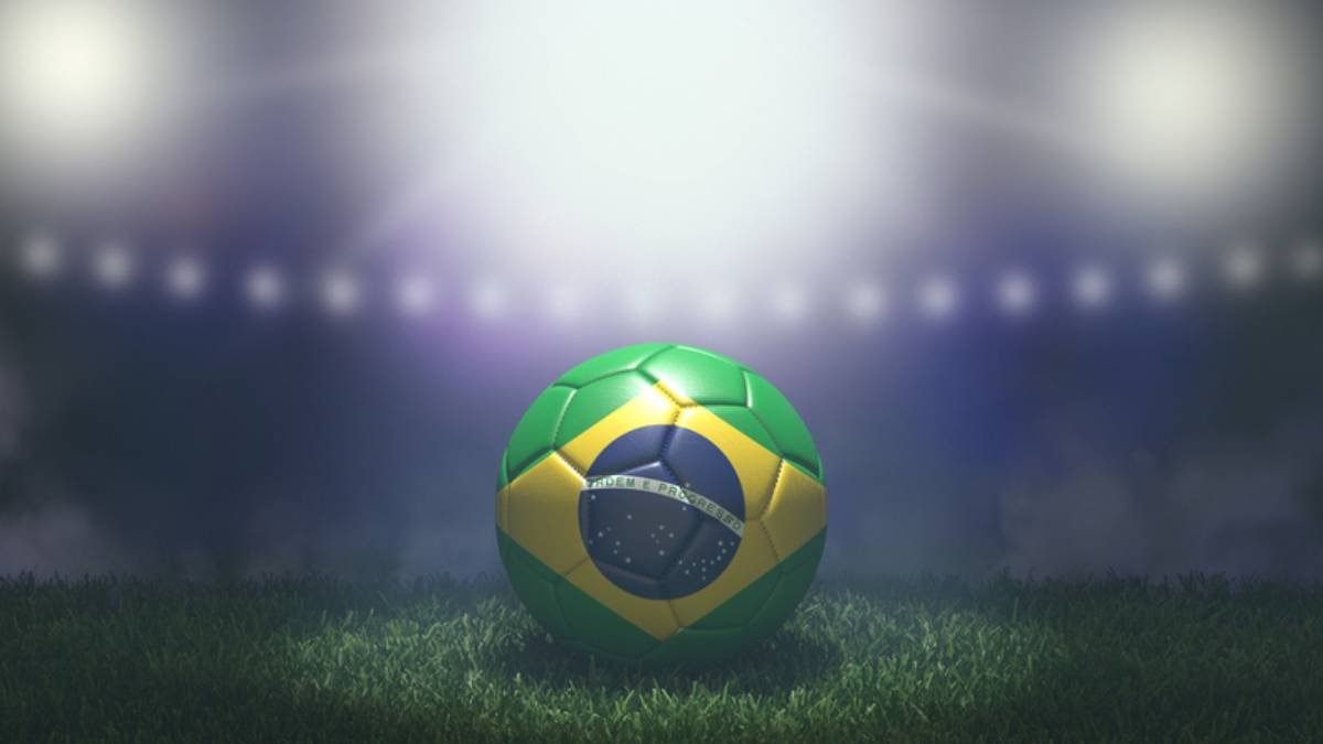 Bola de futebol com bandeira do Brasil pintada-Metrópoles