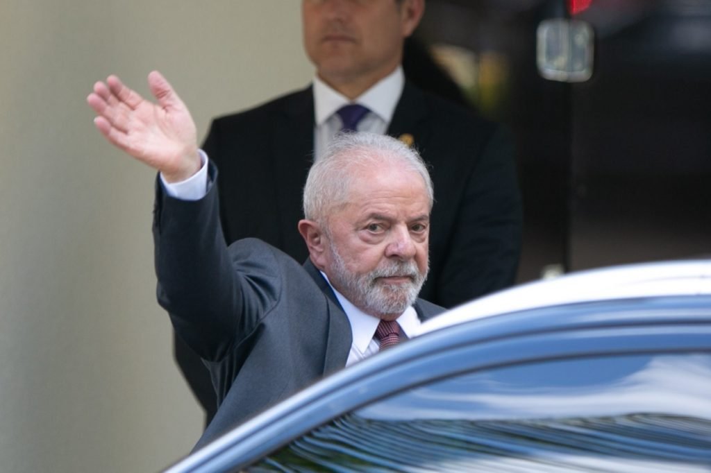 Presidente eleito Luiz Inácio Lula da Silva acena para a imprensa na saída da residência oficial do Senado - Metrópoles